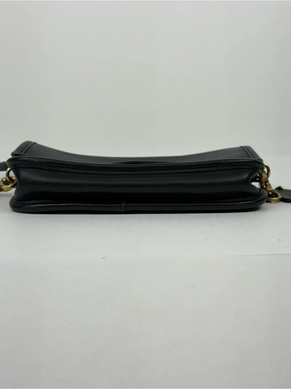 Vintage COACH Black Leather Pocket Purse with Gold Hardware - Picture 13 of 15